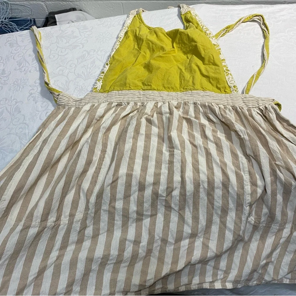Sur La Table Yellow and Cream Apron